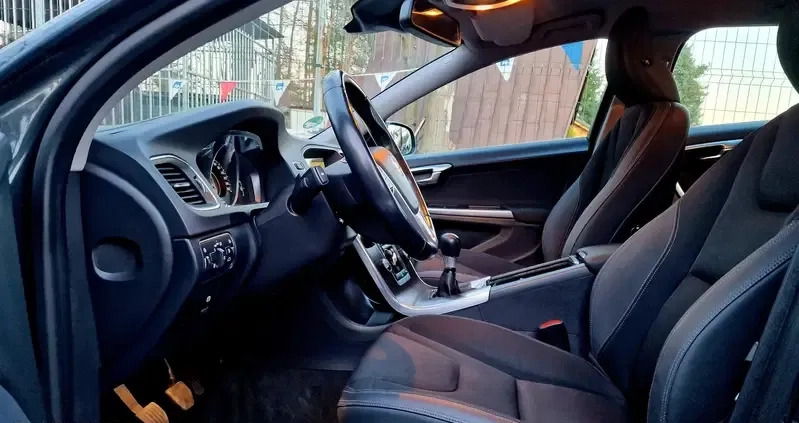Volvo V60 cena 37999 przebieg: 200000, rok produkcji 2013 z Gąbin małe 562